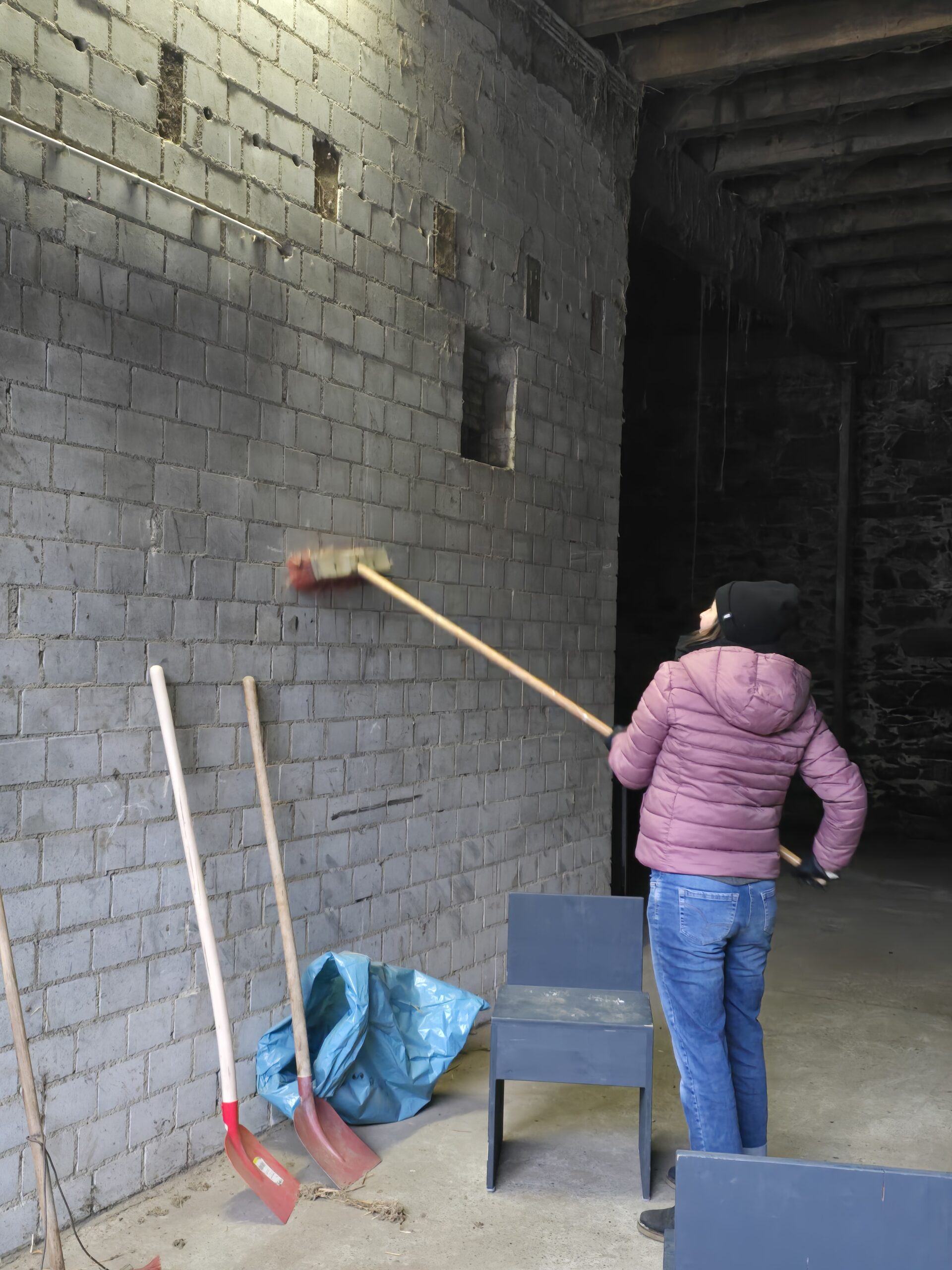 Gemeinsam angepackt – Putzaktion in der Scheune an Heilig Drei Könige